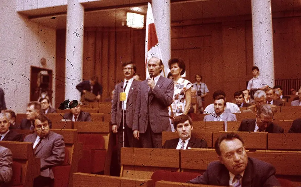 Зенон Пазьняк выступает в Верховном Совете 25 августа 1991 года на Сессии - фото 14
