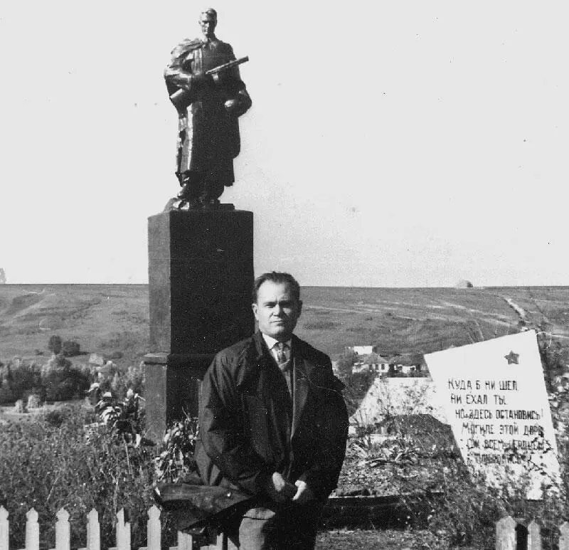 Я на братской могиле в селе Лозовенька 1967 г Село Лозовенька Еще - фото 33