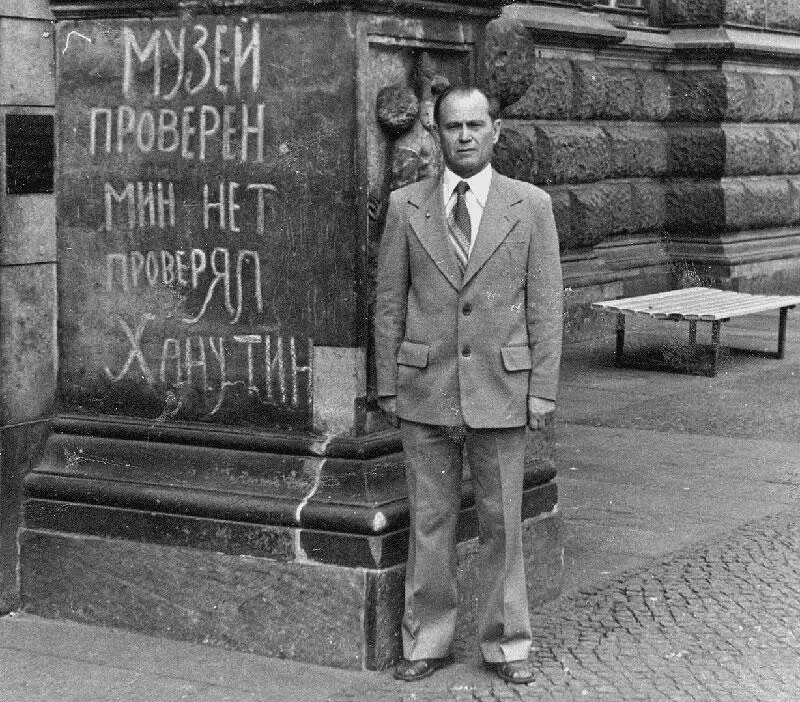 Я у входа в картинную галерею г Дрездена Август 1978 г Сноски 1 Замечу - фото 53