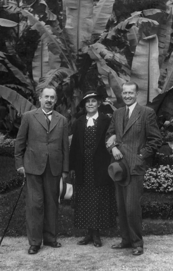 В В и М Н Стратоновы и Ю Смоленский Прага Начало 1930х гг Обложка - фото 20