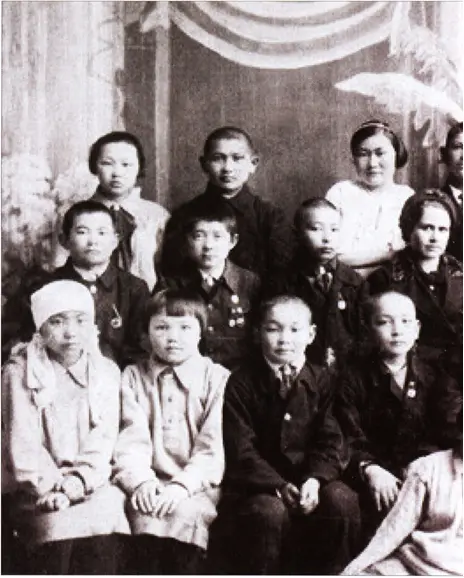 Ученики кыргызской школы Чалбасы ныне с Виноградово 1940 год - фото 16