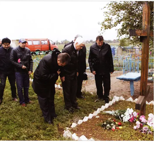 Возложение цветов памятнику жертв голодомора с Крестовка Чаплинского района - фото 22