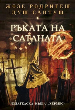 Жозе Родригеш душ Сантуш Ръката на Сатаната обложка книги