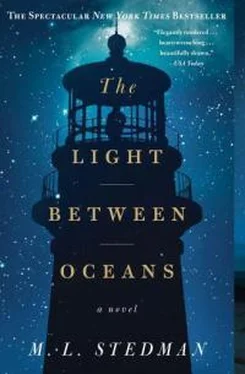 М Стедман The Light Between Oceans: A Novel обложка книги
