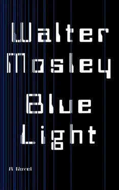 Уолтер Мосли Blue Light обложка книги