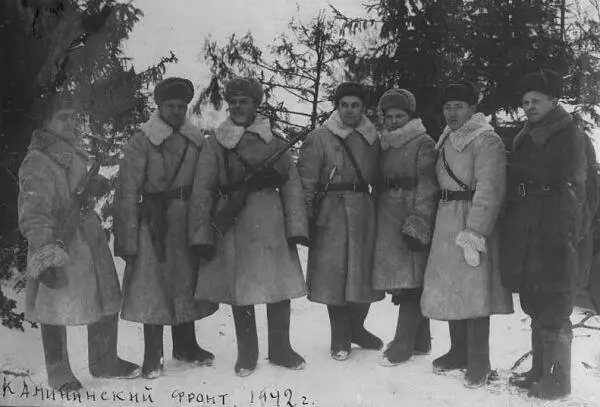 Отец в центре с автоматом на Калининском фронте 1942 г Длинный коридор - фото 1