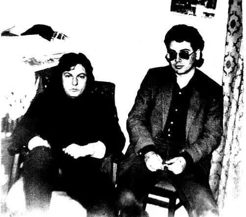 Майк и Борис после одного из квартирников Казань апрель 1985 Фото из архива - фото 220