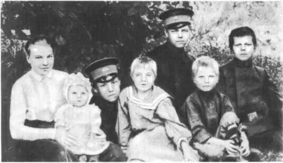 Братья и сестры Василевские Слева направо Екатерина Вера Александр Елена - фото 1