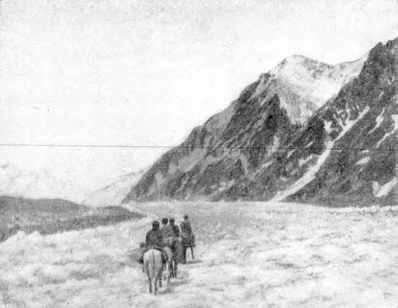 На пути к леднику Федченко Маленькая группа советских альпинистов 20 августа - фото 8