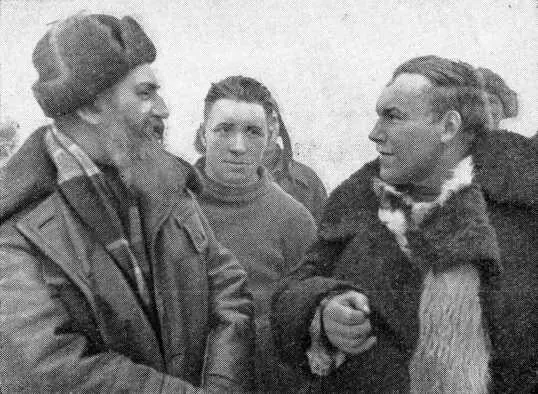 Начальник экспедиции поздравляет летчика П Головина с удачным полетом на - фото 48