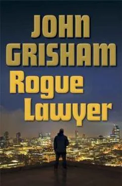 Джон Гришэм Rogue Lawyer обложка книги