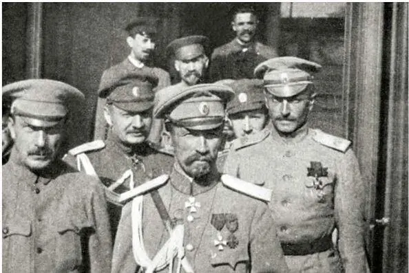 Б Савинков с генералом Л Корниловым во время Корниловского мятежа Савинков - фото 20
