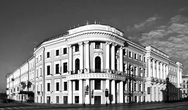 Екатерина II придя к власти повелела разобрать этот ненавидимый ею дворец - фото 28