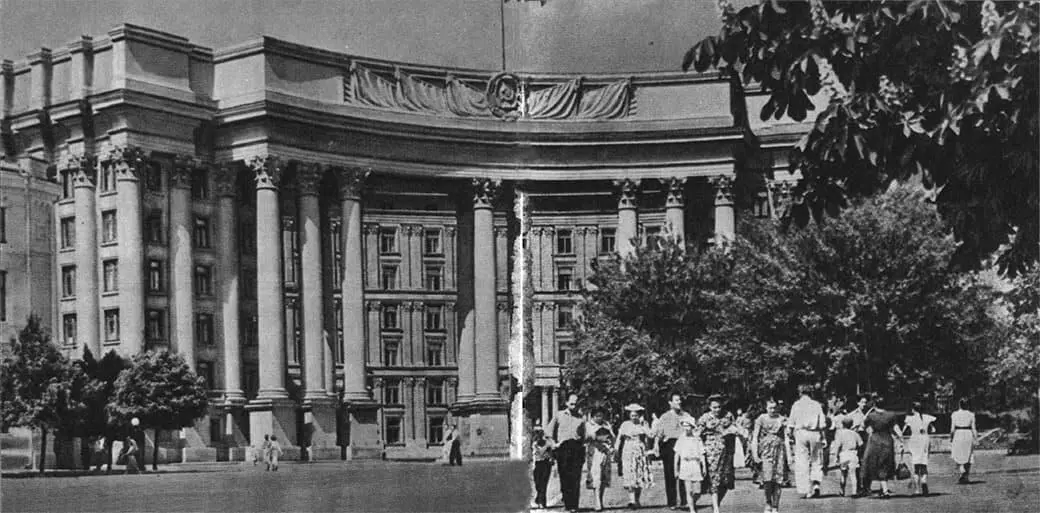 А теперь перенесемся с живописного Печерска на Советскую площадь Здесь - фото 42