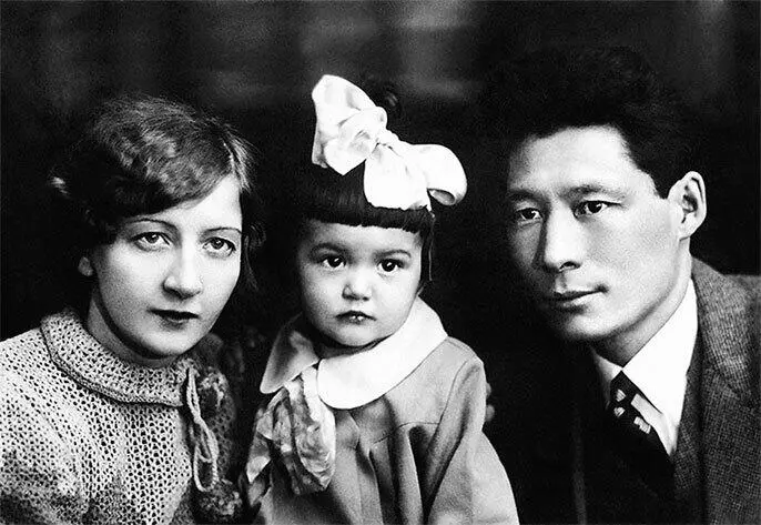 Кюнна Игнатова с родителями В 1957 году Кюнна снимается в одной из главных - фото 2