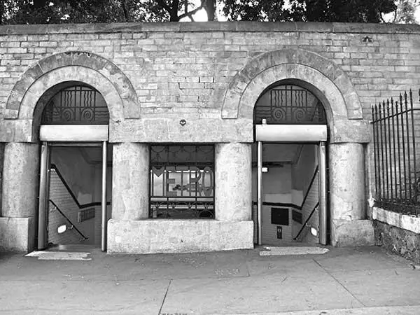 Чтобы попасть на собственно rue Rollin надо подняться по лестнице одной из - фото 82