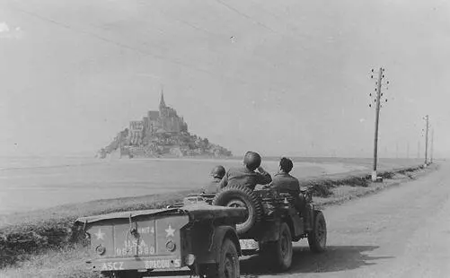 A few weeks after DDay Shaw and his Signal Corps film crew liberate Mont - фото 70