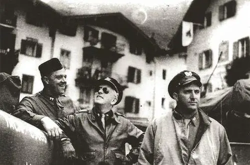 Shaw as a warrantofficer in Austria in 1945 with Signal Corps Captain Josh - фото 72