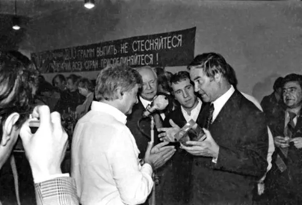 На 60летии Ю Любимова С С Капицей в театре на Таганке 30 сентября 1977 - фото 11