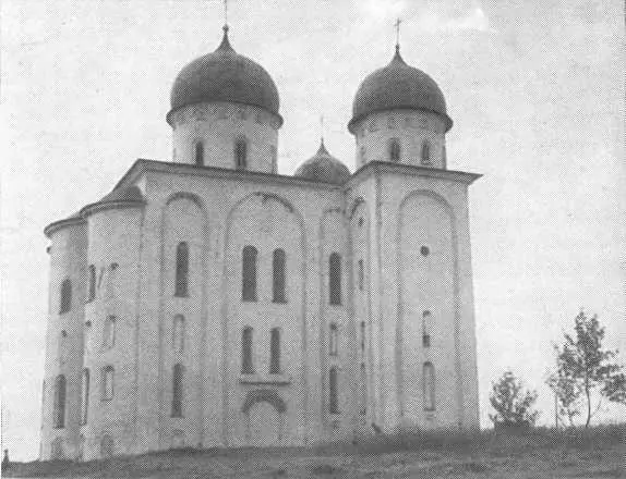 В башне собора Юрьева монастыря 1119 год сохранились фрески XII века - фото 83