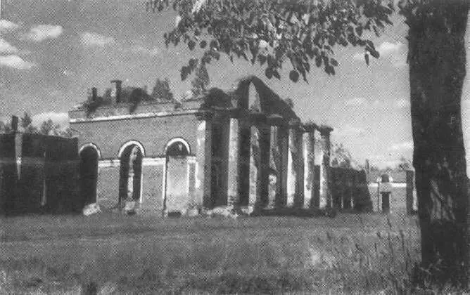 Разрушенные аракчеевские казармы На этой березе фашисты повесили комсомольца - фото 89
