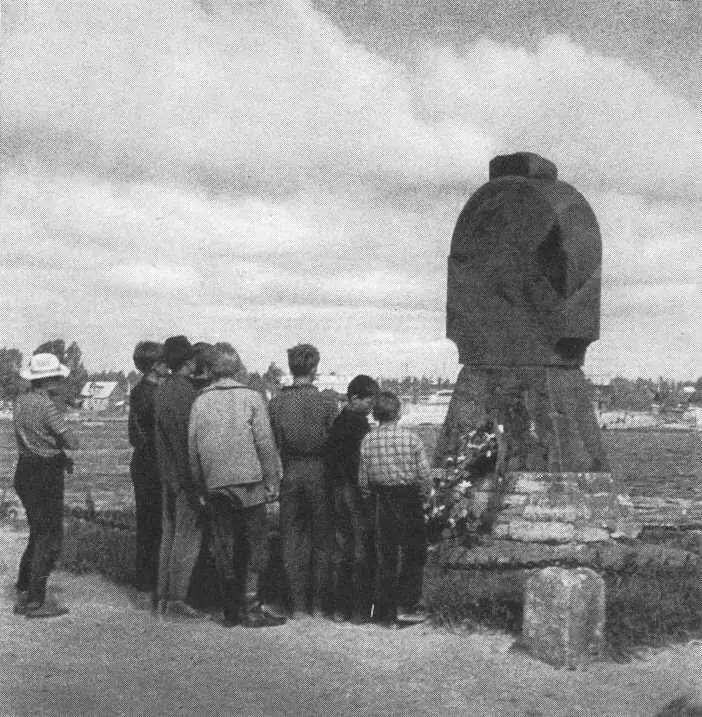 Памятник жертвам царского застенка Поставлен навечно Рассказ на месте - фото 109