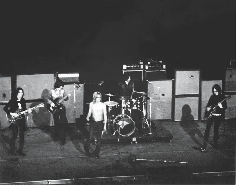 Игги и The Stooges в Чикаго апрель 1971 Уильямсон слева и Эштон справа на - фото 23