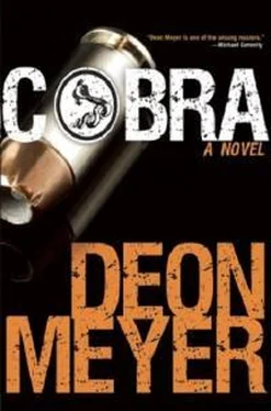 Деон Мейер Cobra обложка книги