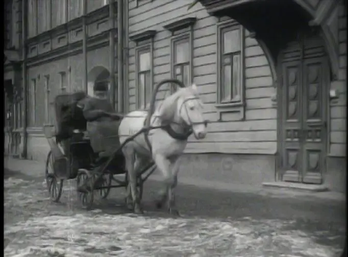 Кадр из фильма Революционер реж Е Бауэр 1917 В 1920 году семья Ханжонкова - фото 42