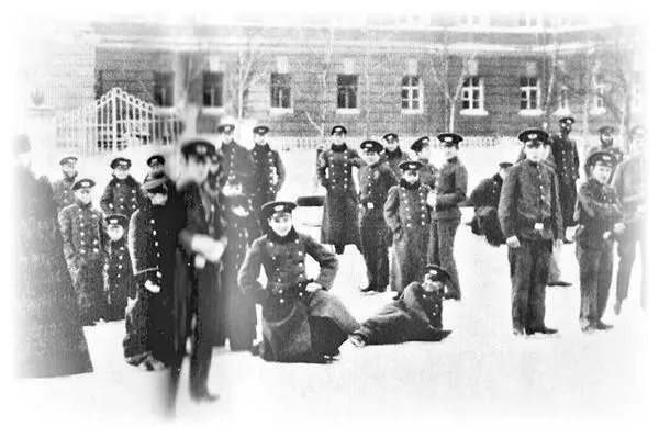 Гимназисты на плацу 1й гимназии 1900е гг Гимназисты в саду 1й гимназии - фото 8