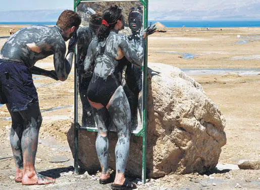 Целебные грязи Мертвого моря Соленая вода не дает погрузиться с головой - фото 93