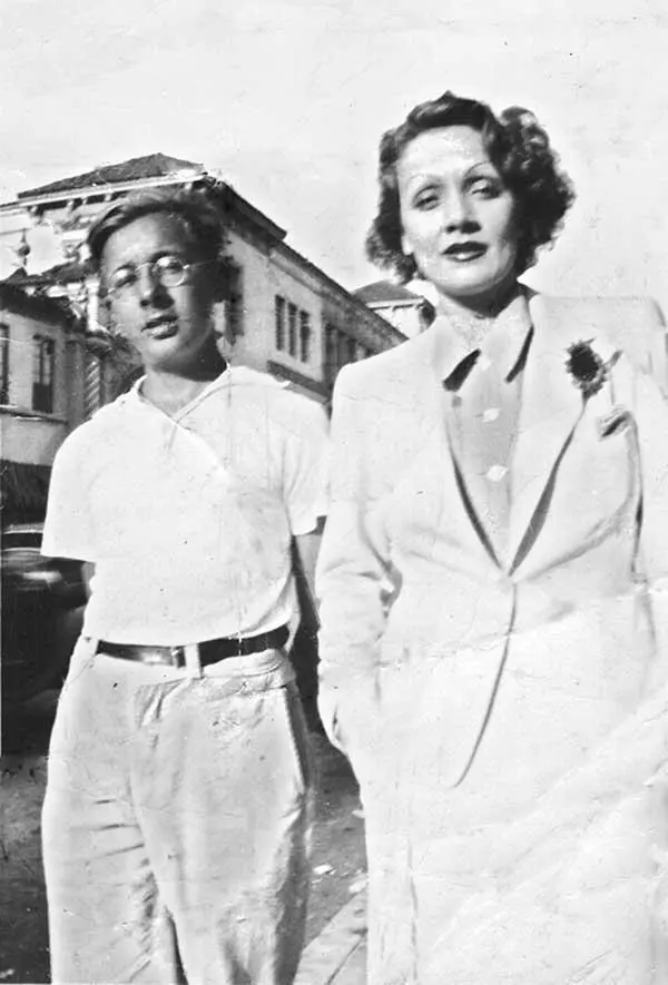 Рэй Брэдбери и Марлен Дитрих 1935 г Рэй Брэдбери и Ида Люпино Четверг 9 - фото 35