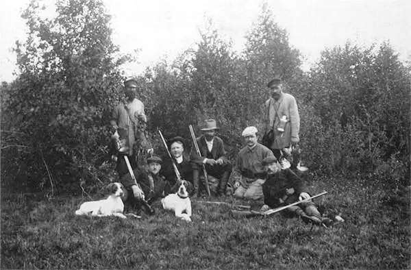 После охоты В центре К А Коровин слева от него Ф И Шаляпин справа - фото 17