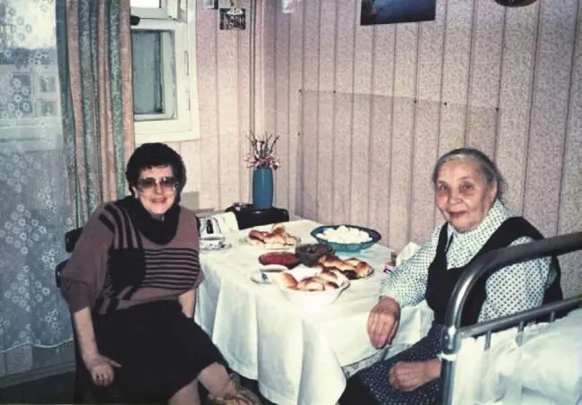 С няней Нулей в 1990 году Когда мы уезжали в эмиграцию я думала что больше - фото 35