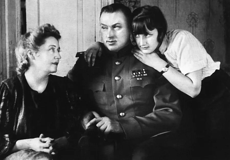К К Рокоссовский с женой Юлией Петровной и дочерью Адой Гомель Зима 194344 - фото 9
