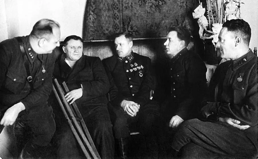 Перед выпиской из госпиталя после ранения К К Рокоссовский и тяжелораненый - фото 12