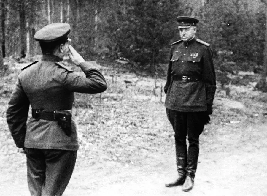 Командующий войсками 1го Белорусского фронта генерал армии К К Рокоссовский - фото 18
