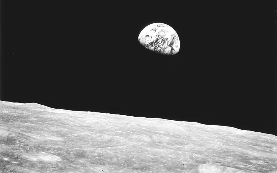 Фотография поднимающейся над Луной Земли сделанная участником экипажа - фото 1