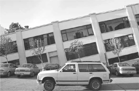 Иногда мы видим то чего нет Этот автомобиль действительно стоит перед домом В - фото 3