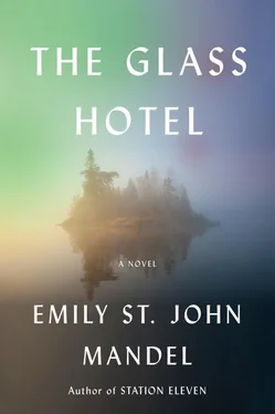 Эмили Мандел The Glass Hotel обложка книги