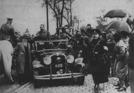 Ганс Франк стоїть в автомобілі прибуває до Відня Травень 1933 р Я знайшов - фото 12