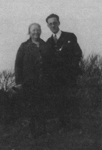 Леон та Мальке Відень 1938 р На кількох фото Леон був з друзями багато з - фото 13