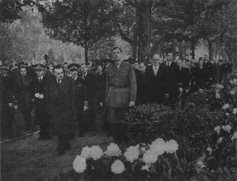 Шарль де Голль кладовище Іврі 1944 р Чоловік з вусами це Адрієн Тіксьє - фото 21