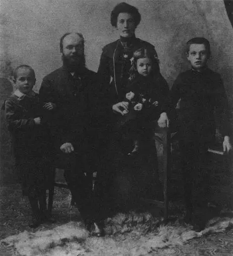 Сімя Лаутерпахтів Жолкєв 1902 р Герш з лівого краю Лаутерпахтова сестра - фото 23