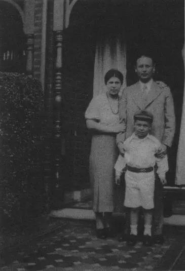 Рахиль Лаутерпахт і Елі провулок Волм 1933 р У 1935 році батьки - фото 28