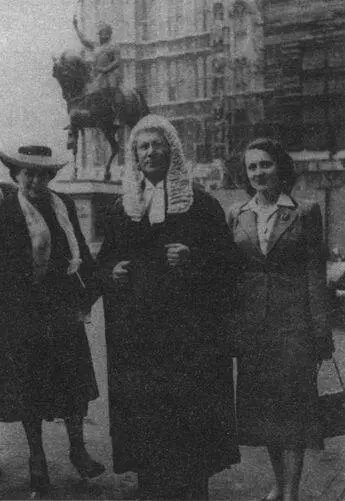 Інка справа з Рахиль та Лаутерпахтом Лондон 1949 р Ми повернулися до - фото 29