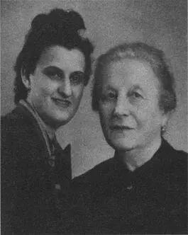 Рита і Мальке Відень с 1938 р Все ж було щось у цій фотографії дивне про - фото 45