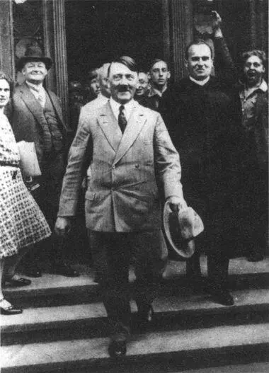 Гітлер з Гансом Франком біля німецького суду 1928 р Ці фото допомогли - фото 48