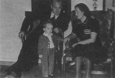 Ніклас Франк з батьками Вавель 1941 р Вона була справжньою письменницею - фото 51