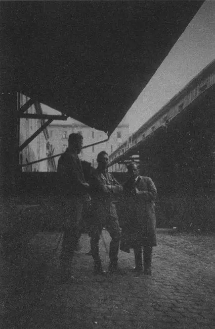 Іл А Г з Генріхом Гофманом і невідомим чоловіком 1932 р з альбому Отто - фото 56